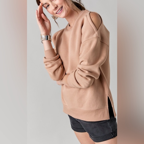 (47)New Francesca’s Sara Cold Shoulder Oversized Sweatshirt - Picture 2 of 6